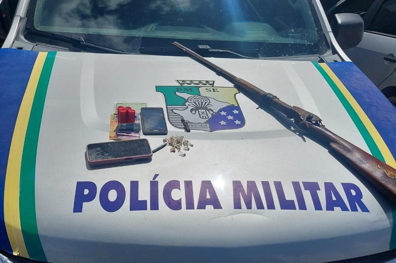 PM apreende arma e drogas em Propriá