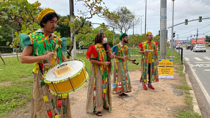 SMTT realiza ação de conscientização em Aracaju sobre riscos de usar telefone no trânsito