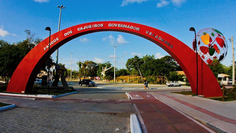 Ciclista é atingido por viatura da Polícia Militar e fica ferido em Aracaju