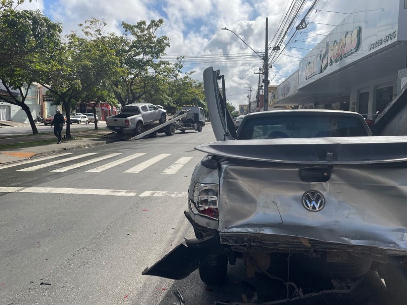 Delegado com suspeita de embriaguez bate o carro em veículo parado