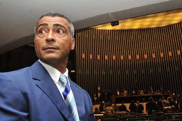 Ex-jogador Romário é internado por infecção intestinal