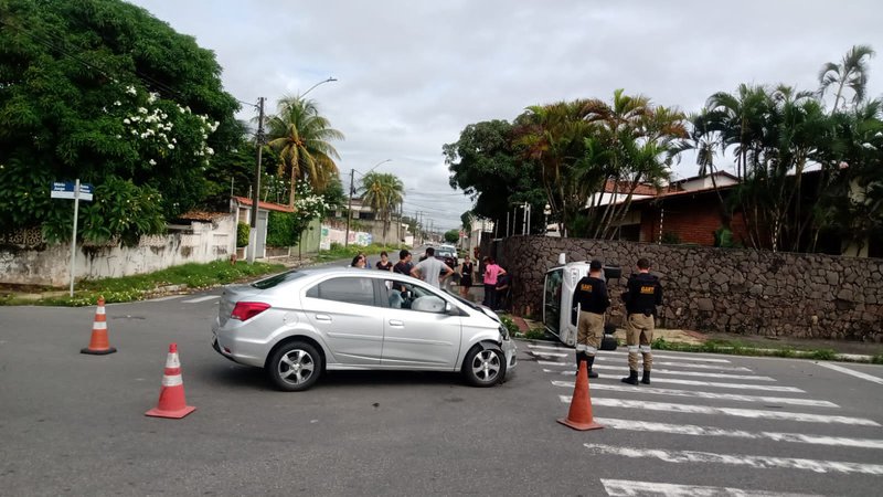 Motorista fica ferido após colidir com carro e capotar em Aracaju