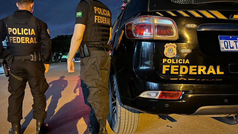 Polícia Federal deflagra operação e cumpre cinco mandados de busca e apreensão