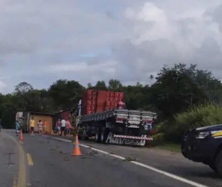 Caminhão carregado de tomates tomba na BR-235 em Itabaiana/SE, causando dispersão da carga na pista