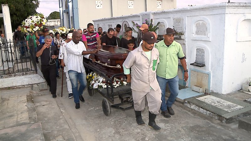 Corpo de Augusto Júnior é sepultado no Cemitério Santa Isabel em Aracaju