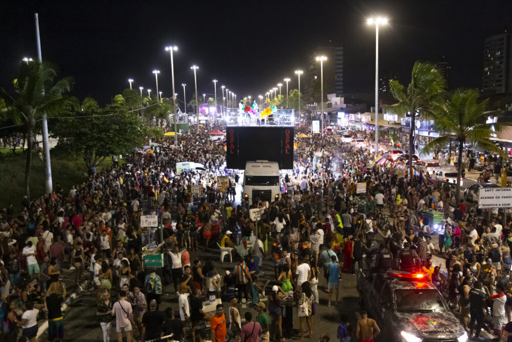 Parada LGBT+ 2023 reúne multidão na Orla da Atalaia