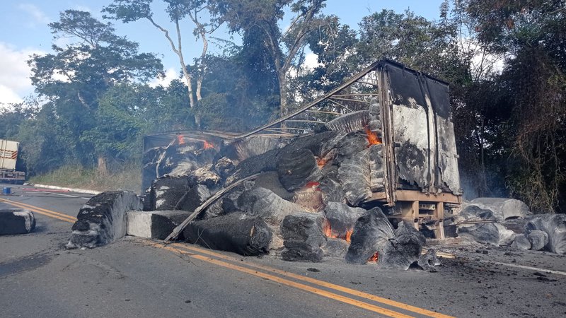 Carreta carregada de algodão pega fogo e deixa rodovia federal totalmente interditada em Sergipe