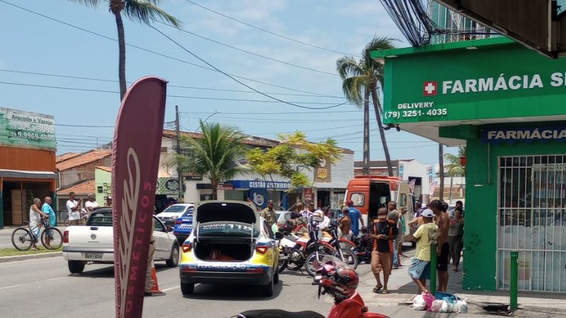 Colisão traseira entre carro e moto é registrada no bairro São Conrado