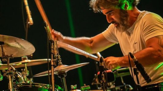 Mingau, baterista da banda Ultraje à Rigor, abre os olhos após retirada de sedação