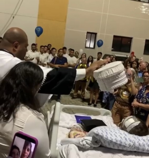 Paciente com tumor cerebral recebe diploma de Medicina em estacionamento de hospital