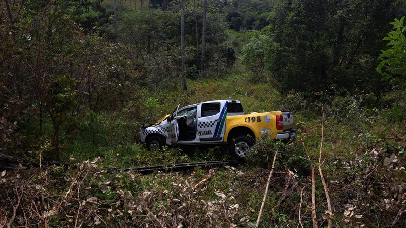 Viatura da Polícia Rodoviária capota com dois sargentos no Sul sergipano