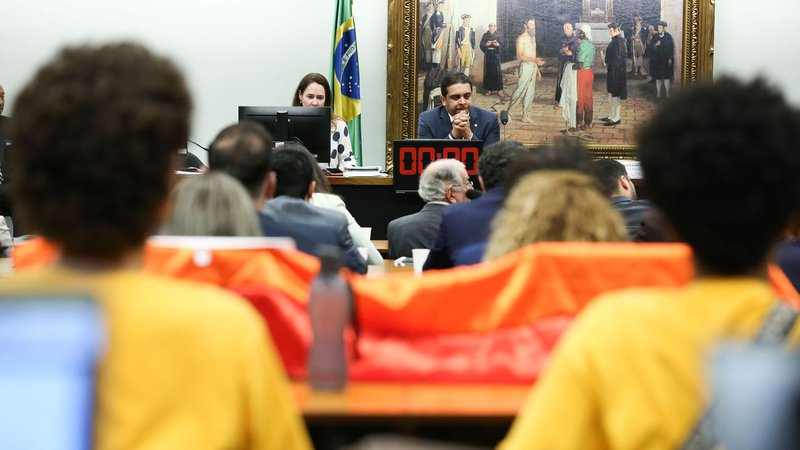 Comissão da Câmara aprova projeto de proibição do casamento homoafetivo no Brasil