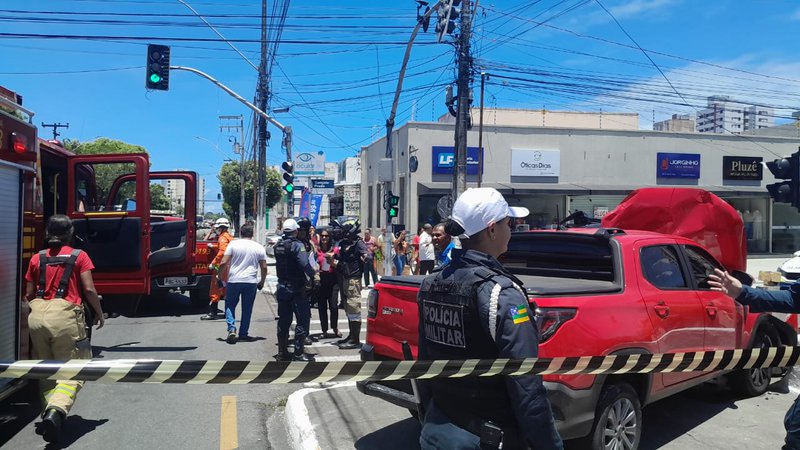 Carro capota após colisão entre dois veículos em Aracaju