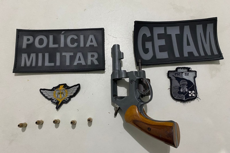 PM prende uma mulher por porte ilegal de arma de fogo em Socorro