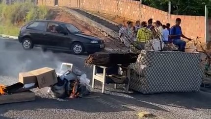 Pais de alunos fecham rodovia com objetos queimados durante manifestação em Itaporanga D’Ajuda