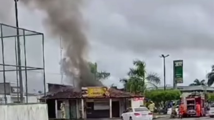 Quiosque pega fogo após curto-circuito em Propriá