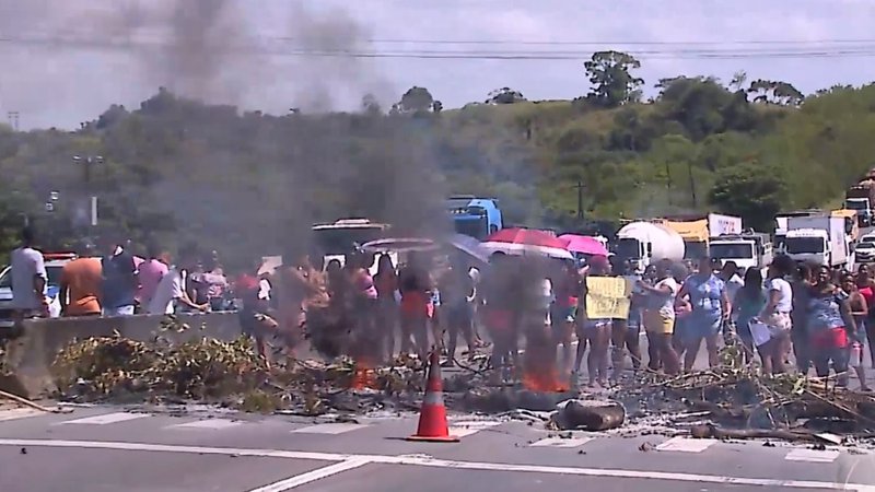 Trecho da BR-101 é liberado após interdição de manifestantes em Sergipe