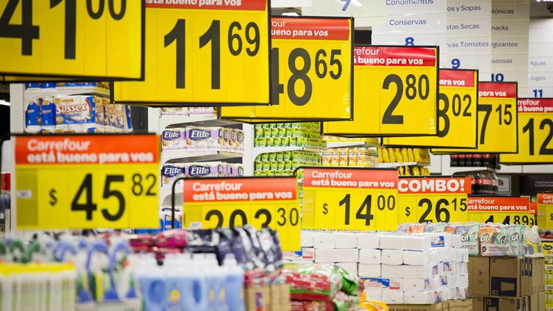 Mulher tenta adulterar preços de produtos em supermercado da capital