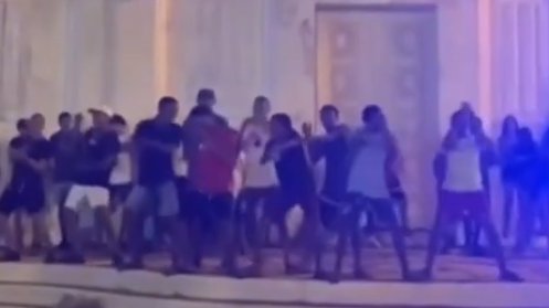 Adolescentes gravam vídeo dançando ‘funk proibidão’ na porta de igreja em Maruim; confira filmagem