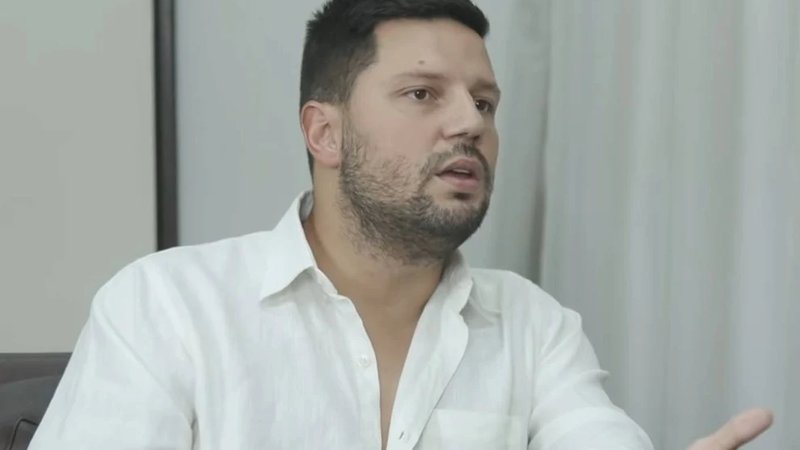 Cantor sertanejo Thiago pede indenização por ter pagado pensão alimentícia indevida