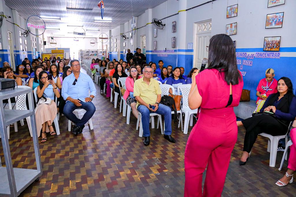 Descobrindo Amélia: Escola Municipal sedia ação contra a violência doméstica e familiar