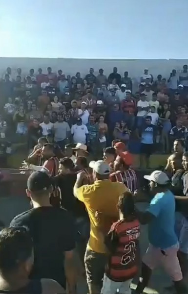 UFC em São Domingos: torcedores trocam murros em partida amadora de futebol