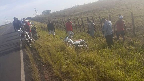 Mulher é arremessada para fora da pista e fica gravemente ferida durante acidente em Sergipe