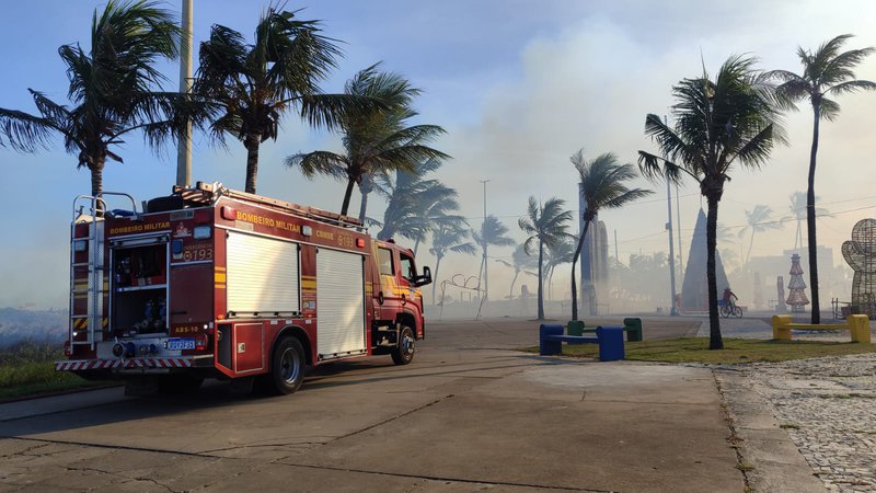 Incêndio atinge vegetação na região dos Arcos da Atalaia em Aracaju