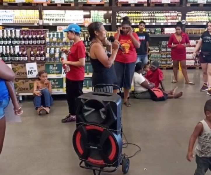 Manifestantes agitam supermercado em Aracaju exigindo cestas básicas; vídeos viralizam