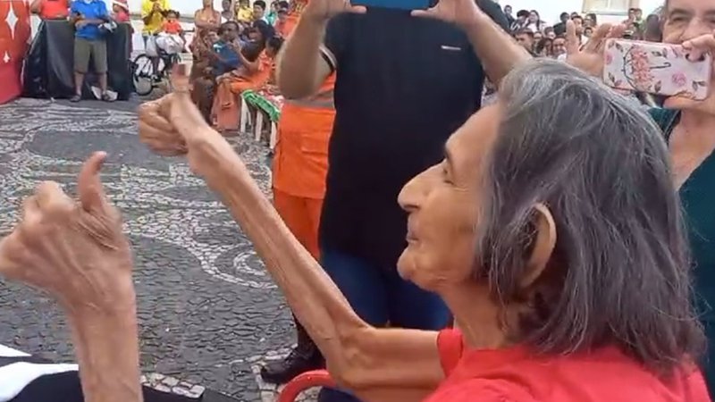 Maria Feliciana se emociona com o Natal Iluminado da Praça Fausto Cardoso