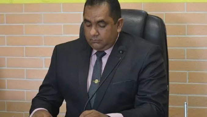 Prefeito de Canindé revoga decreto que suspenderia serviços não essenciais na prefeitura