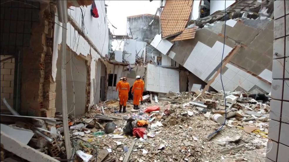 Demolição controlada é realizada no residencial atingido por explosão em Aracaju