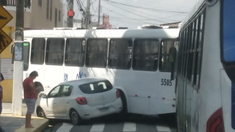 Ônibus coletivo colide com carro de passeio na rua Siriri em Aracaju