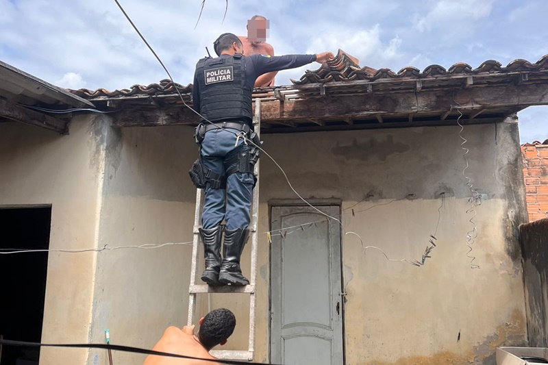 Polícia Militar resgata idoso de telhado na cidade de Itabaiana