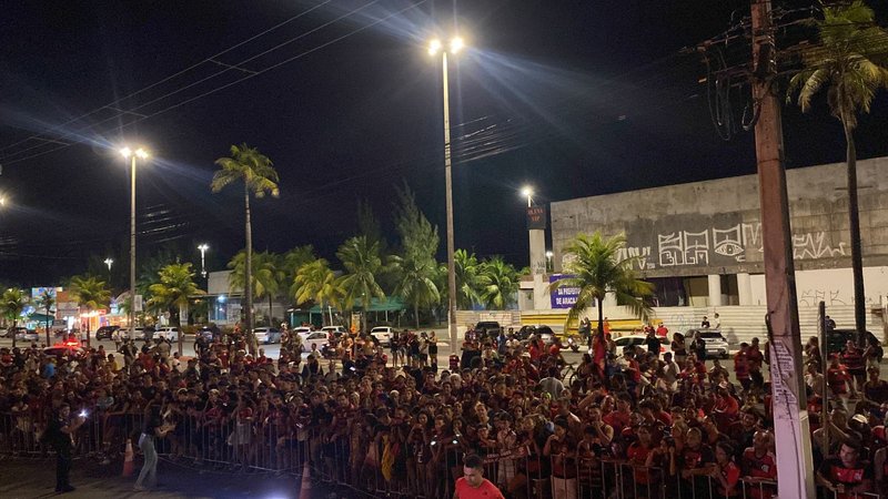 Time do Flamengo chega em Aracaju e torcedores se aglomeram para ver os atletas