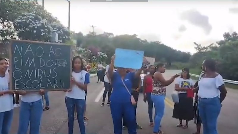 BR-235: manifestantes fecham rodovia e reinvidicam transporte escolar em Socorro | Sergipe
