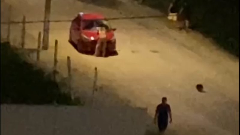 Esposa sobe no capô de carro ao pegar marido com amante no bairro Luzia