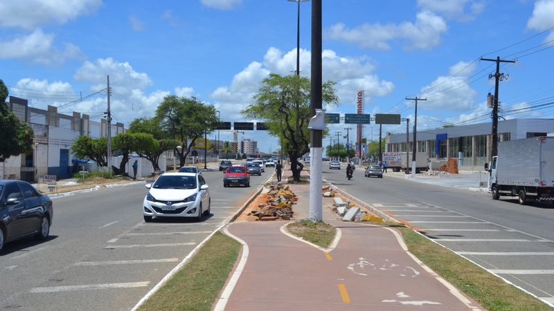 Avenida Tancredo Neves segue com alterações nesta terça-feira (12)