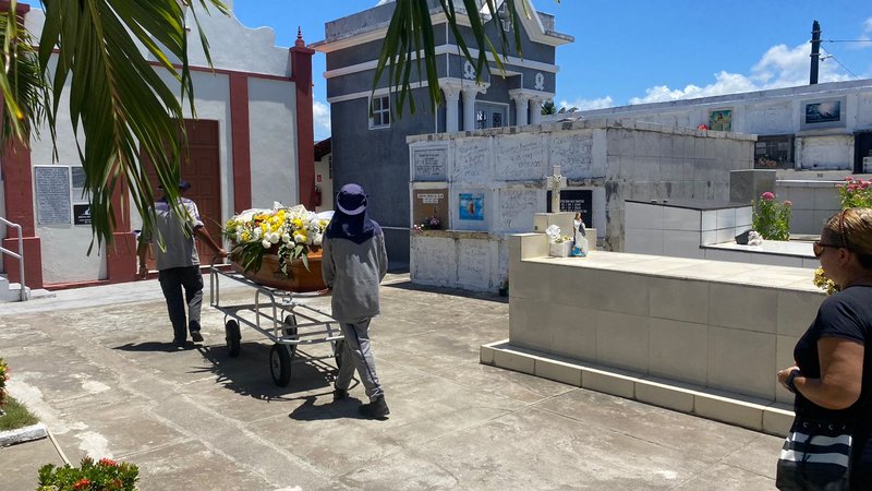 Corpo de Nazaré Morais é sepultado em Aracaju