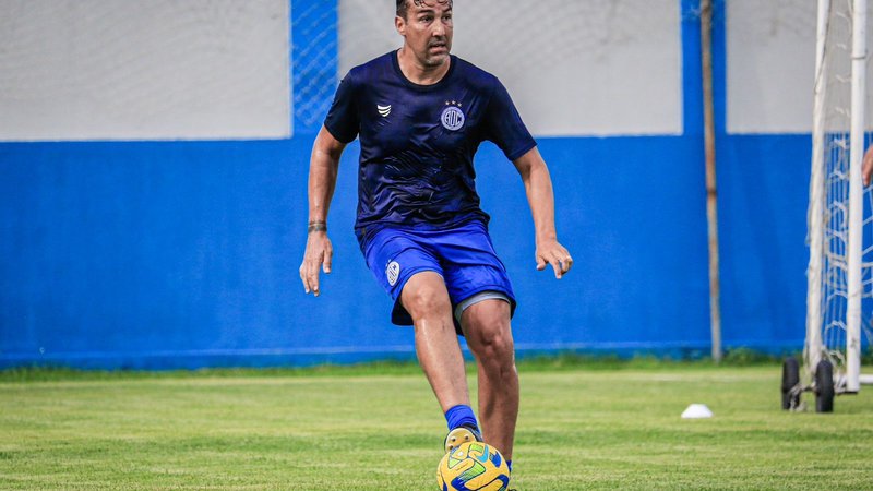Confiança anuncia três reforços e retorno de Leandro Kível | Esporte