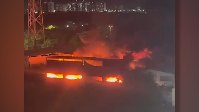 Incêndio de grande proporção atinge três estabelecimentos na Avenida Tancredo Neves