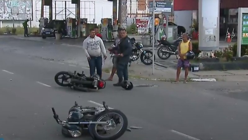 Motocicleta em fuga colide com outra moto na Avenida Francisco Porto