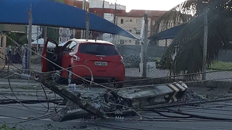 Carro colide contra poste e deixa cerca de 10 mil pessoas sem energia em Aracaju