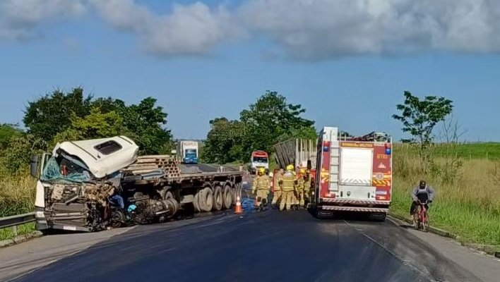 Colisão de carretas deixa um homem morto na BR-101 em Umbaúba