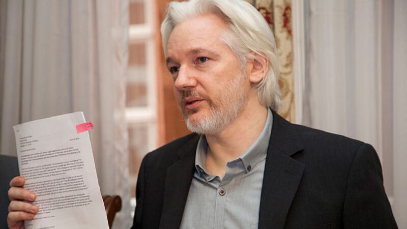 Julian Assange, fundador do WikiLeaks, é solto após acordo com os EUA