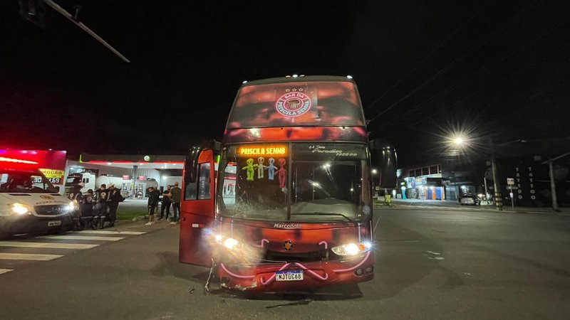 Motociclista de 20 anos morre ao colidir com ônibus da cantora Priscila Senna em Aracaju