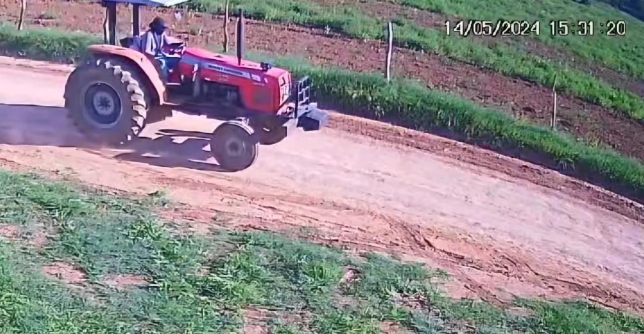 Polícia Civil divulga imagens de suspeitos do roubo de trator e motocicleta na Zona Rural de Simão Dias