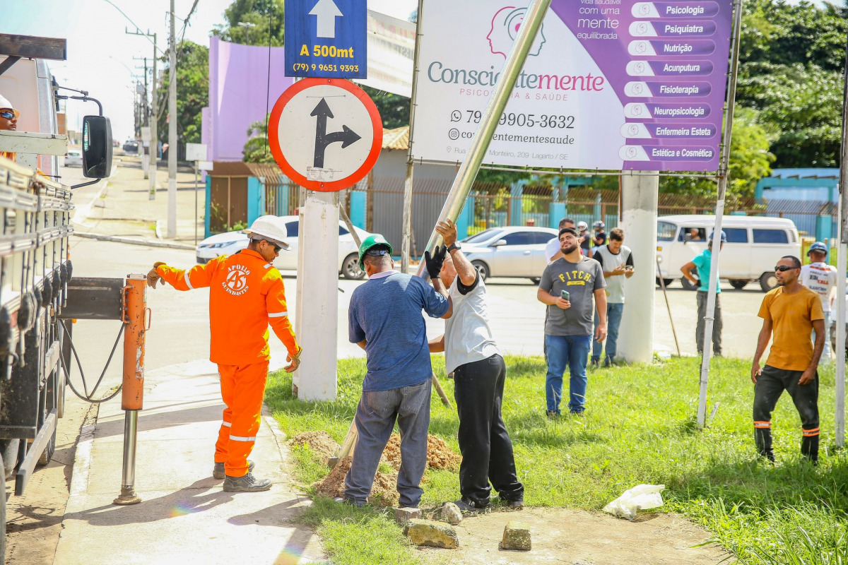 Prefeitura e Governo do Estado instalam dois novos semáforos em Lagarto