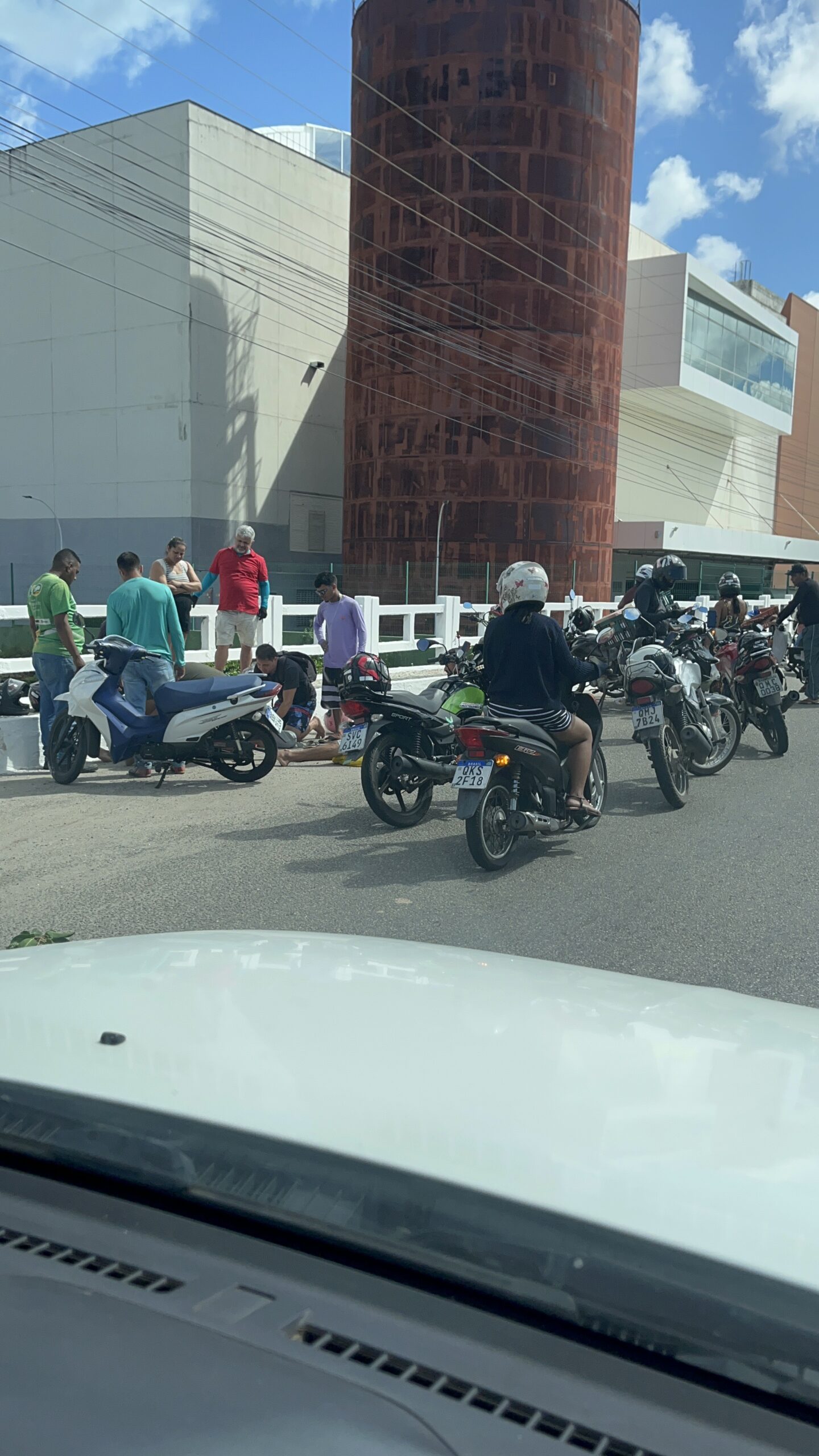 Motoqueiro atropelado na ponte no fundo do Aracaju Park Shopping