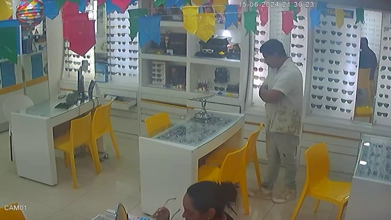 Suspeito de furtar ótica em shopping de Aracaju é flagrado por câmera de segurança